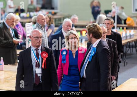 Tory Anna Firth al processo di verifica e conteggio delle urne in corso per le elezioni generali del Parlamento britannico del 2024 a Southend on Sea, Essex, Regno Unito Foto Stock