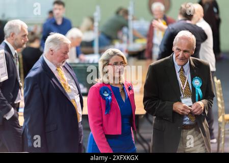 Tory Anna Firth al processo di conteggio delle elezioni parlamentari del 2024 in corso a Southend on Sea, Essex, Regno Unito. Con Peter Little Foto Stock