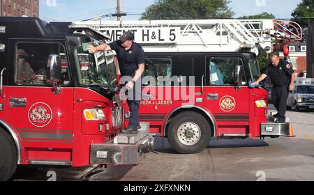 St. Louis, Stati Uniti. 5 luglio 2024. I vigili del fuoco di St. Louis utilizzano i paraurti anteriori di Hook and Ladder 5 e Pumper 28 per raggiungere i punti più alti mentre vengono asciugati e seguiti alla loro pulizia quotidiana, a St. Louis il 5 luglio 2024. Foto di Bill Greenblatt/UPI credito: UPI/Alamy Live News Foto Stock