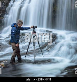 Fotografo Guy Edwardes che lavora nel fiume nel Brecon Beacons, Galles, Regno Unito, ottobre 2018. Foto Stock