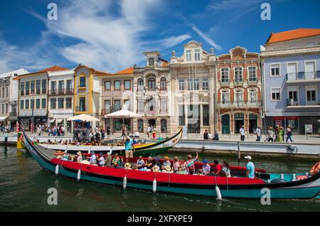 Aveiro, Portogallo - 23 giugno 2024; coloratissimi edifici e barche Art Nouveau ad Aveiro, regione Centro del Portogallo Foto Stock