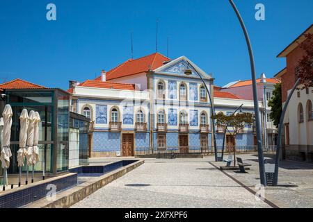 Aveiro, Portogallo - 26 giugno 2024; case colorate piastrellate e vecchie strade ad Aveiro, regione Centro del Portogallo Foto Stock