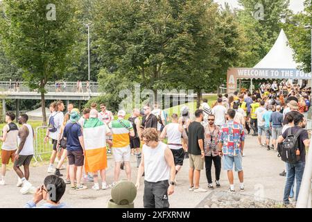 Torino, Italia. 5 luglio 2024. Alcune immagini delle code per entrare all'undicesima edizione del Kappa FutureFestival presso Parco Dora a Torino, Italia - Cronaca - Venerdì 5 luglio 2024 - (foto Giacomo Longo/LaPresse) alcune immagini della fila che entreranno all'undicesima edizione del Kappa FutureFestival presso Parco Dora di Torino, Italia - News - venerdì 5 luglio 2024 - (foto Giacomo Longo/LaPresse) crediti: LaPresse/Alamy Live News Foto Stock