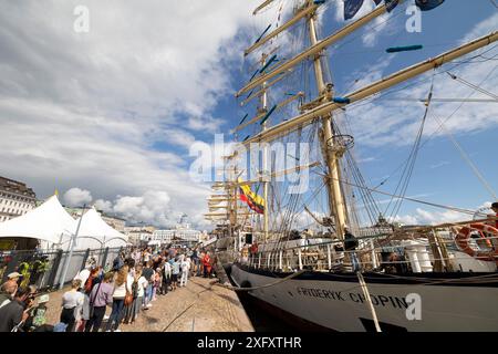 Helsinki, Finlandia. 5 luglio 2024. Le persone si allineano per salire a bordo di una nave per la visita al porto di Helsinki, Finlandia, 5 luglio 2024. La Tall Ships Races Helsinki 2024 si svolge dal 4 al 7 luglio, con 50 grandi imbarcazioni a vela. Si prevede che l'evento attiri circa 500.000 visitatori. Crediti: Matti Matikainen/Xinhua/Alamy Live News Foto Stock