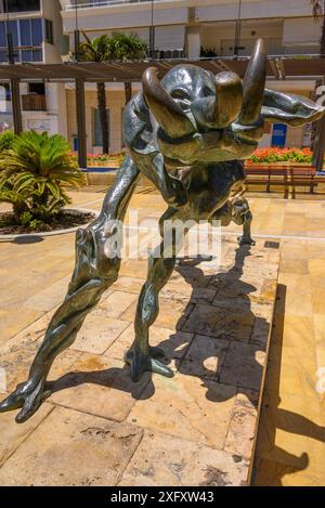 La scultura dell'elefante di Salvador Dalì, Esculturas de Dalí, Avenida del Mar, Marbella, Spagna Foto Stock