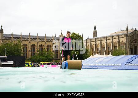 Cheltenham, Regno Unito, 5 luglio 2024. Una visione generale mentre il personale di terra lavora a terra durante un ritardo di pioggia durante il Vitality Blast match tra Gloucestershire e Kent Spitfire. Crediti: Robbie Stephenson/Gloucestershire Cricket/Alamy Live News Foto Stock