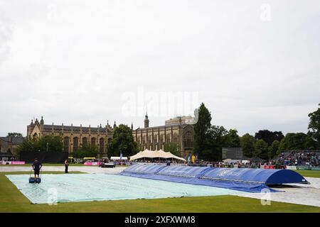 Cheltenham, Regno Unito, 5 luglio 2024. Una visione generale mentre il personale di terra lavora a terra durante un ritardo di pioggia durante il Vitality Blast match tra Gloucestershire e Kent Spitfire. Crediti: Robbie Stephenson/Gloucestershire Cricket/Alamy Live News Foto Stock