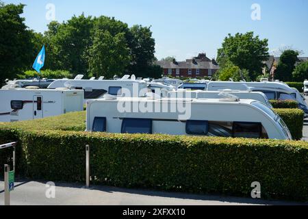 Camper e roulotte per le vacanze parcheggiate in campeggio. Foto Stock