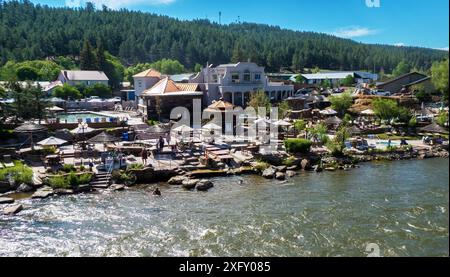 Pagosa Springs, Colorado, è famosa per le sue sorgenti termali naturali e porta turisti da tutto il mondo a godersi la sua meraviglia naturale. Foto Stock