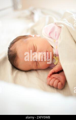 Neonato ragazza dorme nel letto. Foto Stock