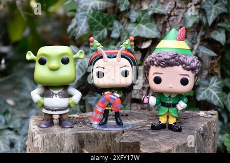 Funko Pop action figure di Buddy Elf, orco Shrek e Mantis dei Guardiani della Galassia. Foglie di edera verde, bosco, luogo fatato. Foto Stock