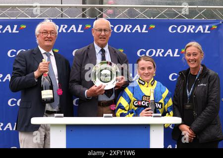 Jockey Hollie Doyle (seconda a destra) festeggia dopo aver vinto la Coral Marathon (Esher) il primo giorno del Coral Summer Festival al Sandown Park Racecourse di Esher. Data foto: Venerdì 5 luglio 2024. Foto Stock