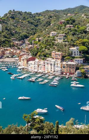 Portofino, Italia - 7 agosto 2023: Panorama panoramico con mare e yacht di lusso. La destionalizzazione dei viaggi in Italia Foto Stock