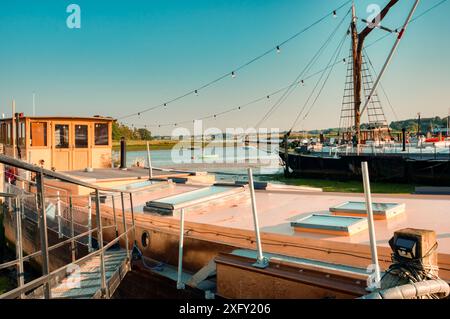 Case galleggianti ormeggiate a Woodbridge, Tide Mill Harbour, River Debden, Woodbridge, Suffolk, Inghilterra Regno Unito Foto Stock