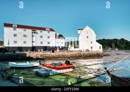 Tide Mill Woodbridge, bassa marea a Tide Mill Harbour, River Debden, Woodbridge, Suffolk, Inghilterra Regno Unito Foto Stock