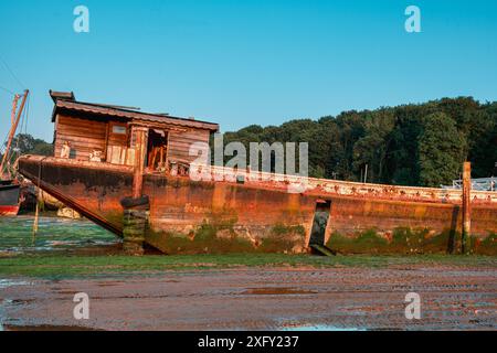 Rusting hulk on the Hard a pin Mill, sul fiume Orwell, vicino a Ipswich, Suffolk, Inghilterra, Regno Unito Foto Stock