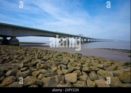 Stone, riva del fiume, autostrada M4, ponte Princ of Wales, fiume Severn, Inghilterra, Galles, Bristol, Inghilterra, Regno Unito Foto Stock