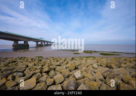 Stone, riva del fiume, autostrada M4, ponte Princ of Wales, fiume Severn, Inghilterra, Galles, Bristol, Inghilterra, Regno Unito Foto Stock