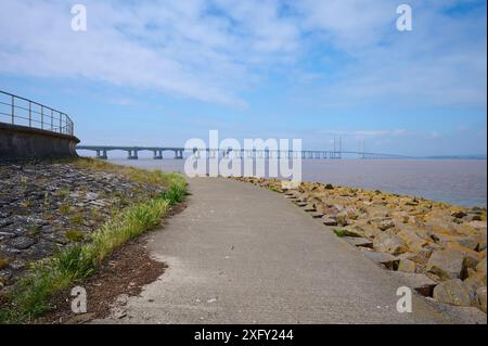 Sentiero, pietra, sponda del fiume, autostrada M4, ponte Princ of Wales, fiume Severn, Inghilterra, Galles, Bristol, Inghilterra, Regno Unito Foto Stock