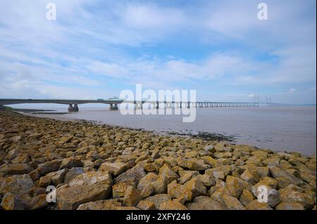 Stone, riva del fiume, autostrada M4, ponte Princ of Wales, fiume Severn, Inghilterra, Galles, Bristol, Inghilterra, Regno Unito Foto Stock