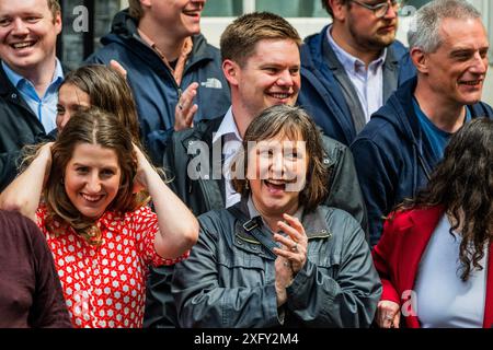 Londra, Regno Unito. 5 luglio 2024. I sostenitori attendono il nuovo primo ministro, Sir Keir Starmer a Downing Street dopo la grande vittoria elettorale dei laburisti. Crediti: Guy Bell/Alamy Live News Foto Stock