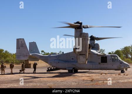 US Marines con 2nd Battalion, 5th Marine Regiment (rinforzato), Marine Rotational Force – Darwin 24.3, prepararsi a bordo di un MV-22B Osprey assegnato Foto Stock
