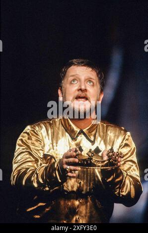 Simon Russell Beale (Re Edoardo II) in EDOARDO II di Christopher Marlowe alla Royal Shakespeare Company (RSC), Swan Theatre, Stratford-upon-Avon, Inghilterra 10/07/1990 musica: Ilona Sekacz design: Sandy Powell illuminazione: Wayne Dowdeswell regista: Gerard Murphy Foto Stock