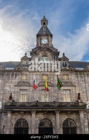 Il Municipio di Torrelavega, un blocco di conci a tre piani incorniciato da modanature barocche e coronato da una torre dell'orologio. Torrelavega, Cantabria, Spagna. Foto Stock