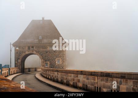 La diga di Eder presso il bacino idrico di Edersee in una mattinata nebbiosa d'estate. Distretto di Waldeck-Frankenberg, Assia, Germania. Foto Stock