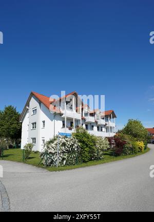 Germania, Baviera, alta Baviera, distretto di Altötting, piccolo complesso residenziale, finestre dormer, balconi, giardino Foto Stock