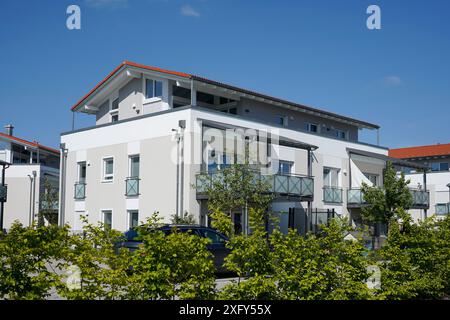 Germania, Baviera, alta Baviera, distretto di Altötting, piccolo complesso residenziale, edificio di appartamenti, attico Foto Stock