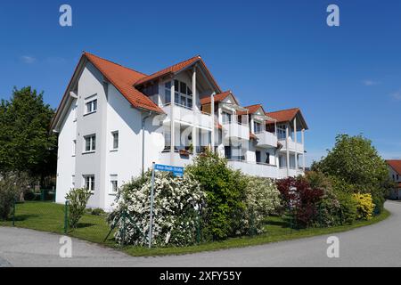 Germania, Baviera, alta Baviera, distretto di Altötting, piccolo complesso residenziale, finestre dormer, balconi, giardino Foto Stock