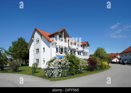 Germania, Baviera, alta Baviera, distretto di Altötting, piccolo complesso residenziale, finestre dormer, balconi, giardino Foto Stock