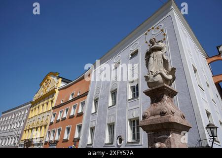 Germania, Baviera, alta Baviera, Burghausen, città vecchia, piazza della città, storica fila di case Foto Stock