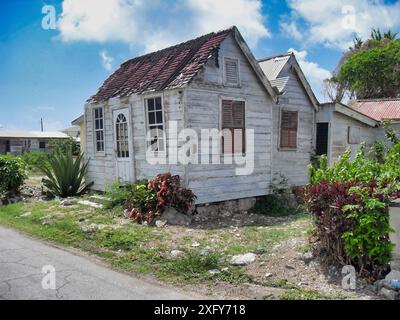 Casa in legno nelle Barbados rurali, Caraibi. Zona agricola. Povertà. Shack. Agricoltore. Piantagione. Foto Stock