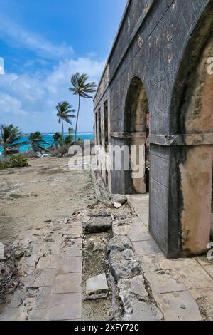 Harrismith Great House, facciata. Costruito negli anni '1920, dal proprietario della piantagione. Casa sul mare, e ora hotel abbandonato. Infestazione del contrabbandiere. St Phillips, Barbados. Foto Stock