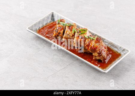 stuzzicante maiale arrosto su sfondo in pietra foto del cibo in studio Foto Stock