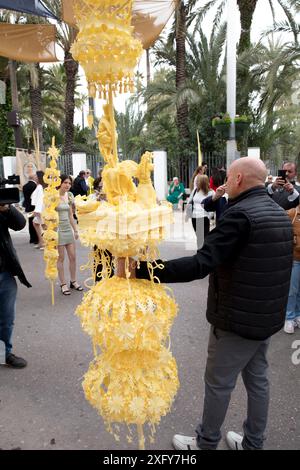 Arte e artigianato, vincitore, uomo, domenica delle palme, palme bianche, tradizione, costumi, Semana Santa, Elche, Alicante, autonomia di Valencia, Spagna Foto Stock