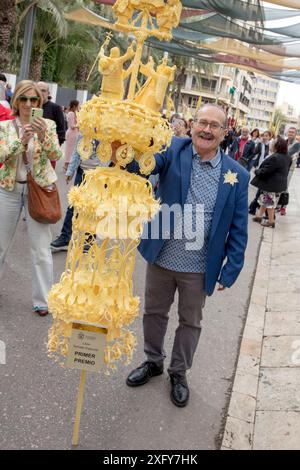 Arte e artigianato, vincitore, uomo, domenica delle palme, palme bianche, tradizione, costumi, Semana Santa, Elche, Alicante, autonomia di Valencia, Spagna Foto Stock