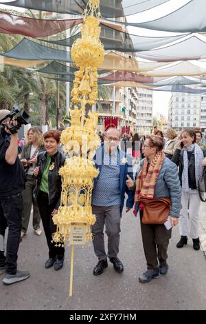 Arte e artigianato, vincitore, uomo, domenica delle palme, palme bianche, tradizione, costumi, Semana Santa, Elche, Alicante, autonomia di Valencia, Spagna Foto Stock