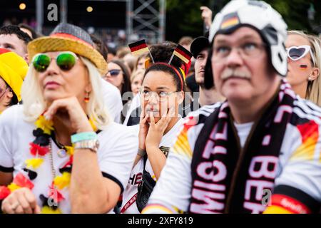 Berlino, Germania. 5 luglio 2024. Calcio: Campionato europeo, Germania - Spagna, finale, quarti di finale, pubblico di Berlino. I tifosi tedeschi sono ansiosi nella zona dei tifosi alla porta di Brandeburgo. Crediti: Christoph Soeder/dpa/Alamy Live News Foto Stock