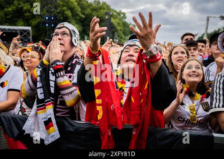 Berlino, Germania. 5 luglio 2024. Calcio: Campionato europeo, Germania - Spagna, finale, quarti di finale, pubblico di Berlino. I tifosi tedeschi reagiscono nella zona dei tifosi alla porta di Brandeburgo. Crediti: Christoph Soeder/dpa/Alamy Live News Foto Stock