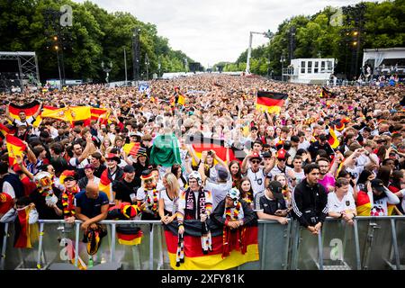 Berlino, Germania. 5 luglio 2024. Calcio: Campionato europeo, Germania - Spagna, finale, quarti di finale, pubblico di Berlino. La zona dei ventilatori alla porta di Brandeburgo. Crediti: Christoph Soeder/dpa/Alamy Live News Foto Stock