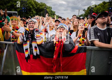 Berlino, Germania. 5 luglio 2024. Calcio: Campionato europeo, Germania - Spagna, finale, quarti di finale, pubblico di Berlino. I tifosi tedeschi reagiscono nella zona dei tifosi alla porta di Brandeburgo. Crediti: Christoph Soeder/dpa/Alamy Live News Foto Stock