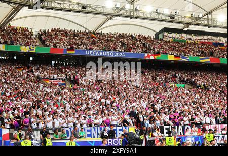 Stoccarda, Germania. 5 luglio 2024. Calcio, UEFA Euro 2024, Campionato europeo, Spagna - Germania, finale, quarti di finale, Stuttgart Arena, i tifosi tedeschi guardano la partita. Credito: Christian Charisius/dpa/Alamy Live News Foto Stock