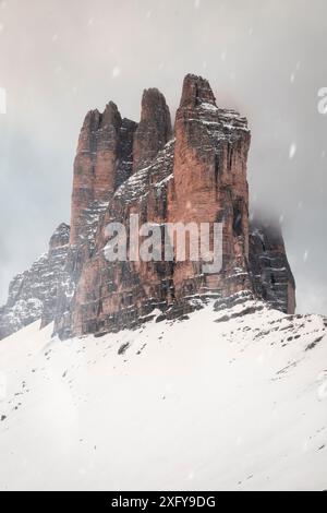 Scenario invernale alle tre Cime di Lavaredo sotto una tempesta di neve, Auronzo di Cadore, provincia di Belluno, Veneto, Italia Foto Stock