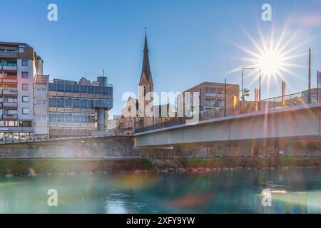 Edifici moderni e la chiesa parrocchiale di San Nicola / San Nicola a Villach, Carinzia, Austria Foto Stock