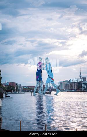 Vestito per l'inizio del Campionato europeo: Berlin "Molecule Man" indossa maglie da calcio. Sullo sfondo la torre della televisione di Berlino a Friedrichshain-Kreuzberg Foto Stock