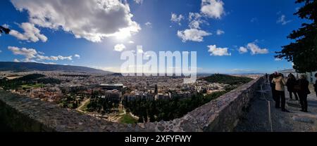 Vista dell'Acropoli di Atene. A 490 metri sopra Atene si trovano le rovine della cittadella dell'Acropoli. Il sito si estende su 7,3 acri e risale all'epoca del Neolitico medio (10.000 a.C.). Diversi spazi monumentali come il Partenone, il Vecchio Tempio di Atena, l'Eretteo, il Tempio di Atena Nike, il Teatro di Dioniso Eleuthereo e altri si possono trovare nelle rovine. La maggior parte dei principali templi, incluso il Partenone, furono ricostruiti per ordine di Pericle durante la cosiddetta età dell'Oro di Atene (460–430 a.C.). Fidia, uno scultore ateniese, e Ictino e Callicrate, due famosi architetti, erano r Foto Stock