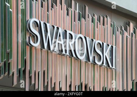 Logo della società Swarovski sopra il suo negozio nella zona pedonale di Monaco Foto Stock